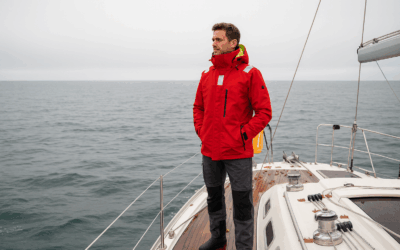 Sztormiak żeglarski – jaka kurtka na jezioro a jaka na Bałtyk?
